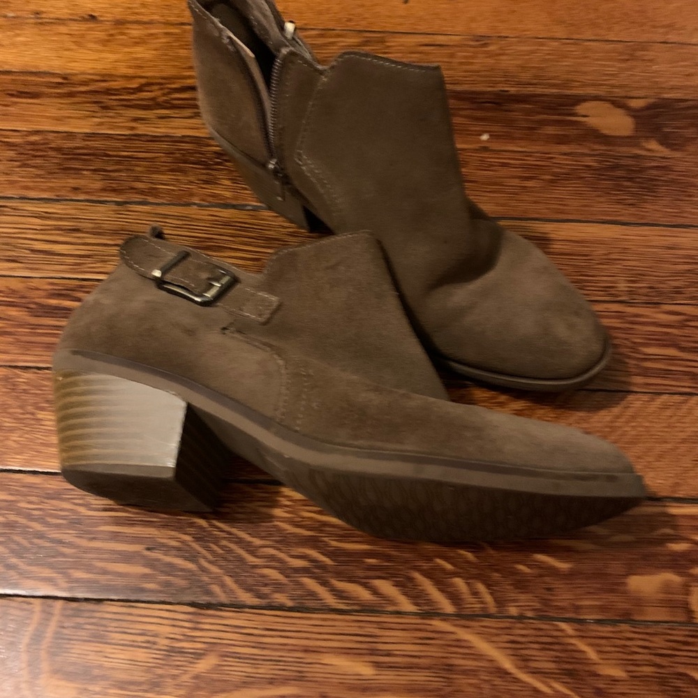 White mountain medium tan booties